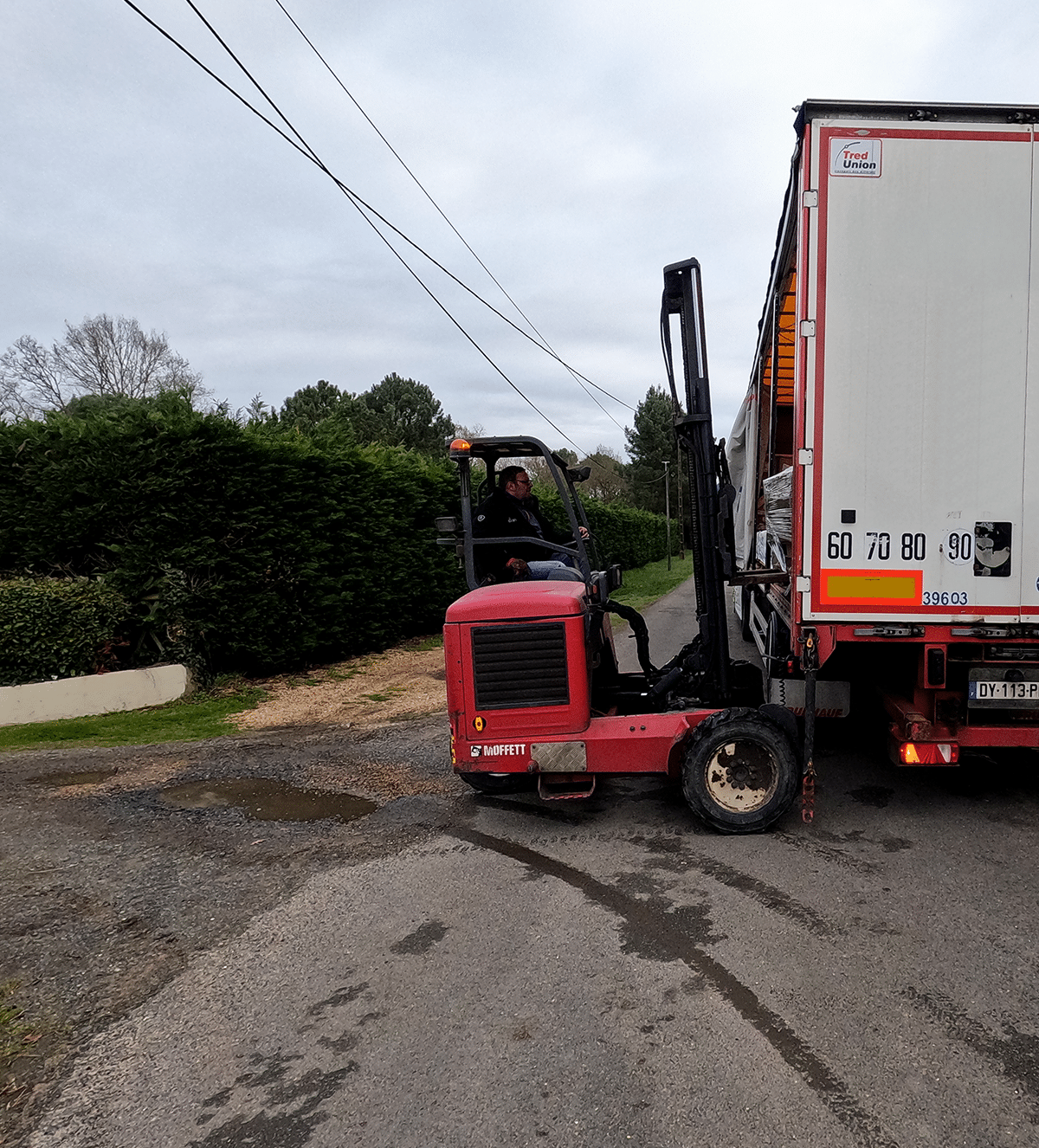 chariot-embarqué-tred-chariot Livraison au plus près du client d'une piscine avec un camion chariot embarqué avec TRED CHARIOT.
