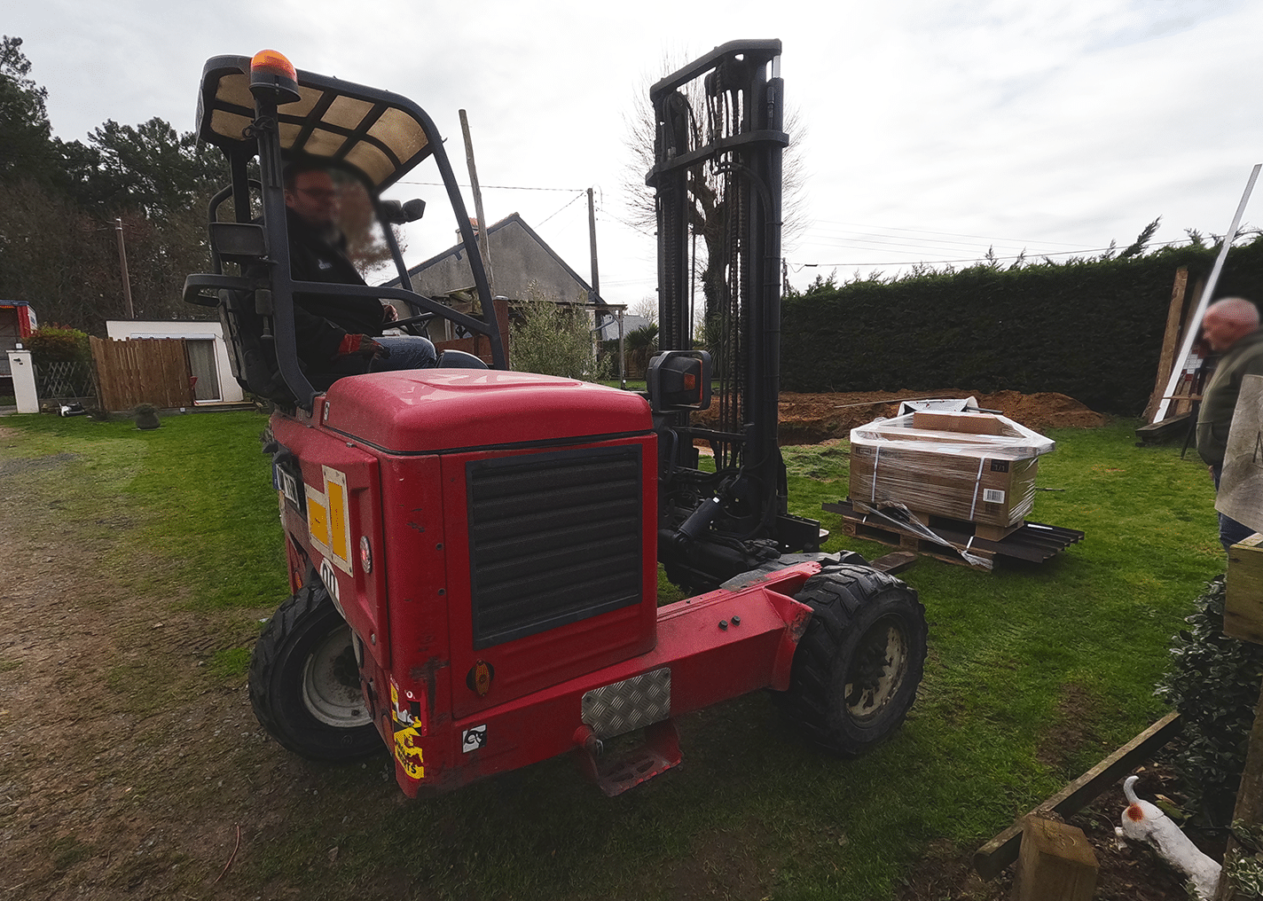 Livraison avec camion chariot embarqué