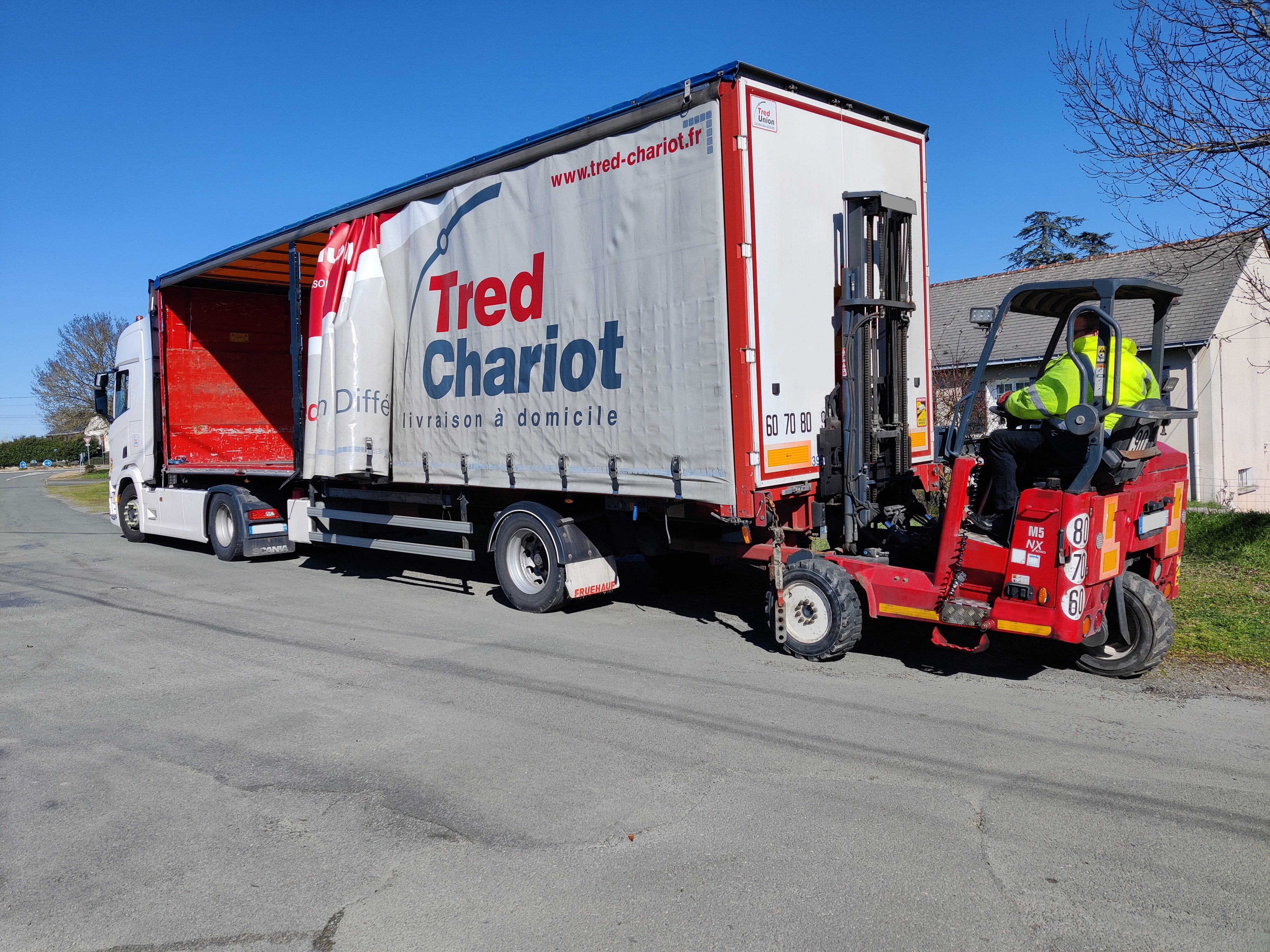 chariot-embarqué-tred-chariot Une fois arrivé à destination, le chauffeur :
• décroche le chariot embarqué ;
• prépare les opérations de déchargement ;
• récupère les palettes ou les colis volumineux ;
• dépose la marchandise à l'endroit convenu avec le destinataire lorsque les conditions d'accès le permettent.